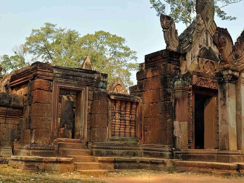 Immerse in Banteay Srei’s vibrant Khmer heritage
